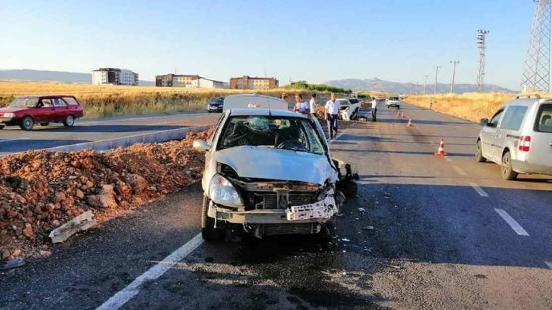 Adıyaman'da iki otomobil çarpıştı: 5 yaralı