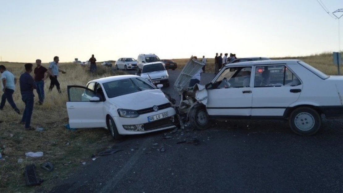 Adıyaman'da iki otomobil kafa kafaya çarpıştı: 5 yaralı