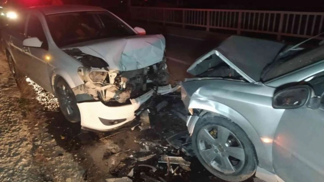 Adıyaman'da otomobiller kafa kafaya çarpıştı: 6 yaralı