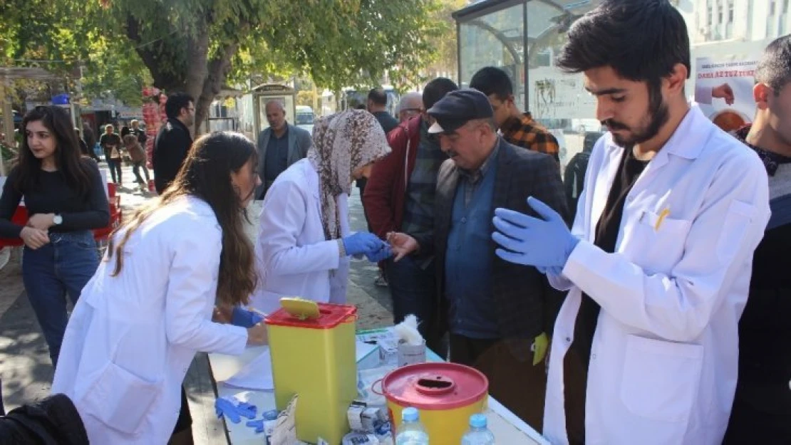 Adıyaman'da ücretsiz kan şekeri ölçümü yapıldı