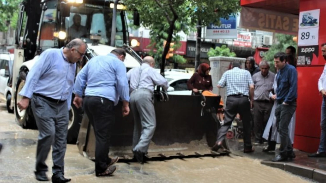 Alt geçitte mahsur kalanlar botla kurtarıldı