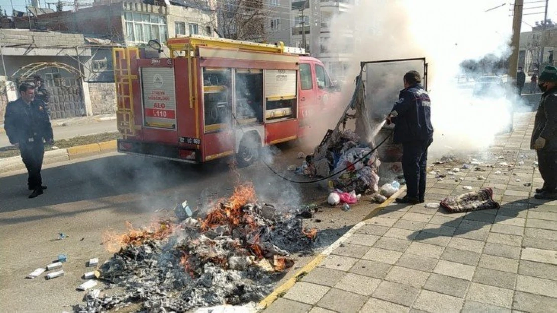 Ambalaj atığı toplama aracı yandı