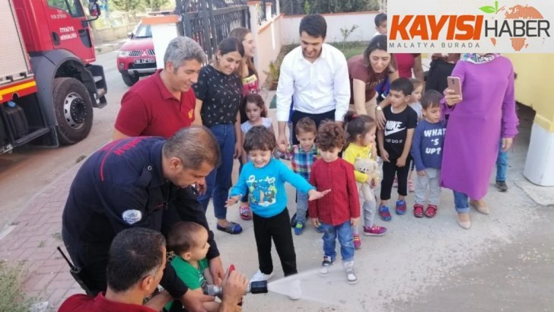 Anaokulu öğrencilerini itfaiye ekipleri bilgilendirdi