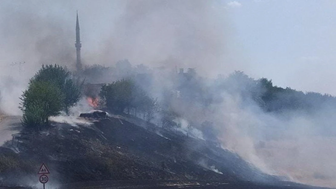 Anız yangınında saman balyaları küle döndü