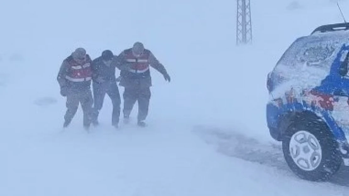 Aracı arza yapan ve donma tehlikesi geçiren şahsı jandarma kurtardı