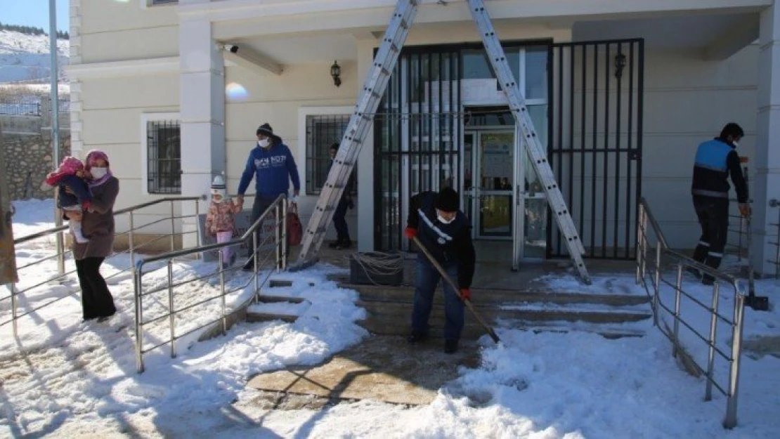 Aşı olacak çocukların yardımına kurtarma ekipleri yetişti