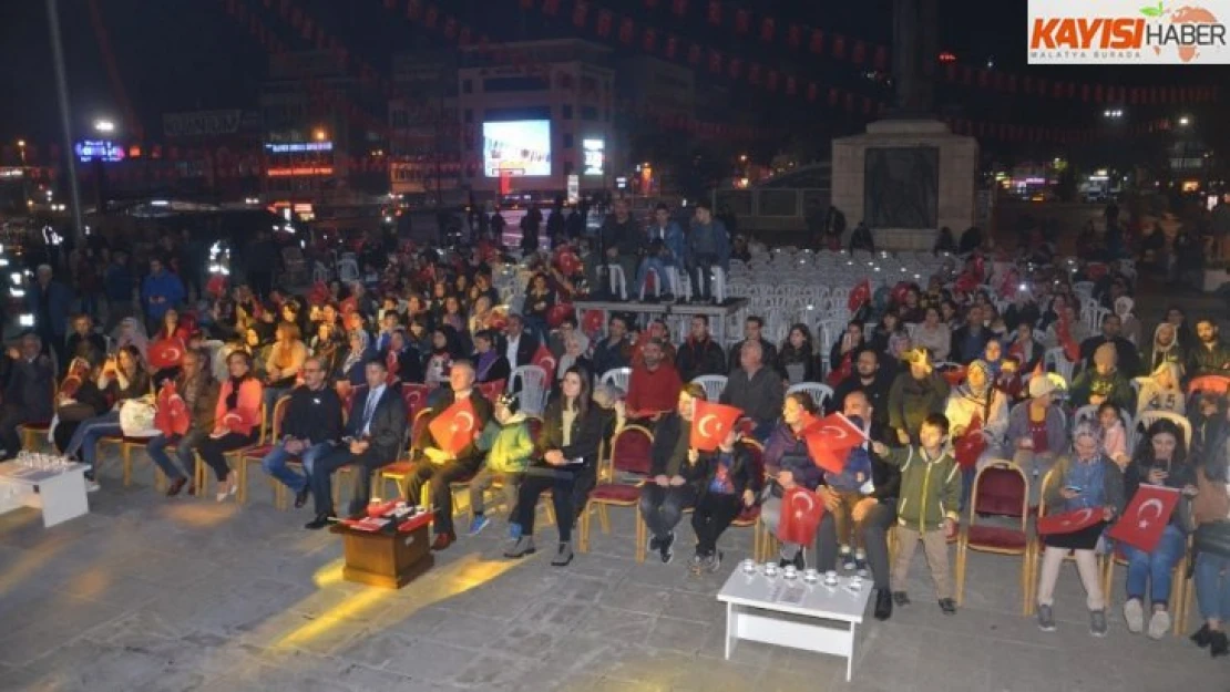 Askeri bando eşliğinde 29 Ekim kutlaması