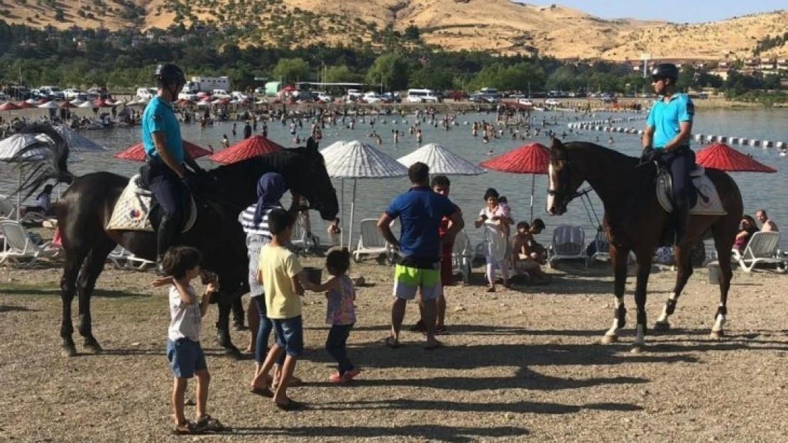 Atlı devriye,Hazar Gölü Plajı'na indi