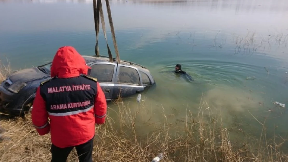 Baraj gölüne düşen otomobilden son anda kurtarıldılar