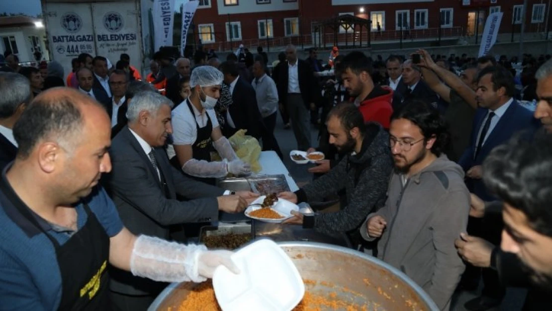 Başkan Güder ilk iftarını öğrenci yurdunda yaptı