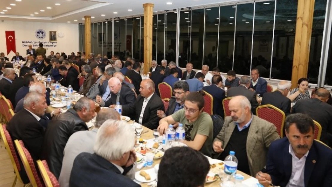 Başkan Güder, muhtarlarla iftar yemeğinde bir araya geldi