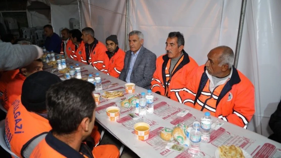 Başkan Güder temizlik işçileri ile sahurda bir araya geldi