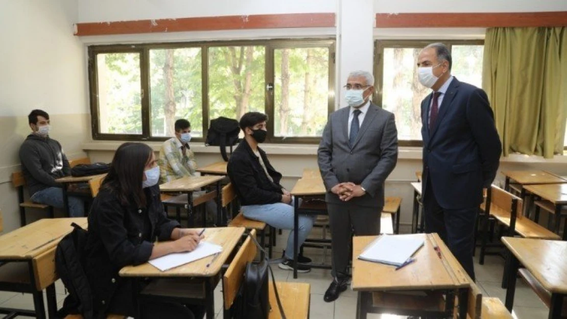 Başkan Güder yüz yüze eğitime başlayan öğrencileri yalnız bırakmadı