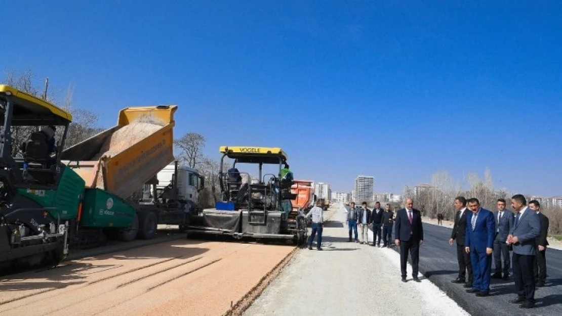 Başkan Gürkan, asfalt çalışmalarının yapıldığı 35 metrelik yolda inceleme yaptı