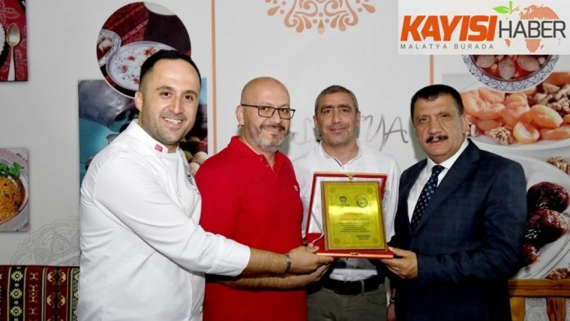 Başkan Gürkan'dan kayısı reklamına plaket