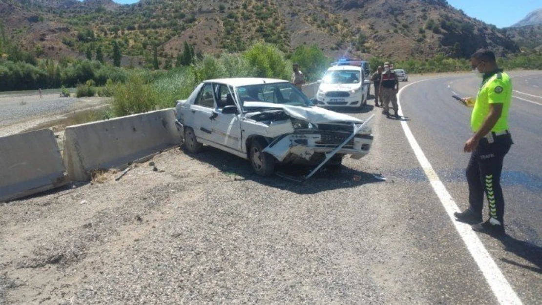 Beton bariyerlere çarpan otomobil sürücüsü yaralandı