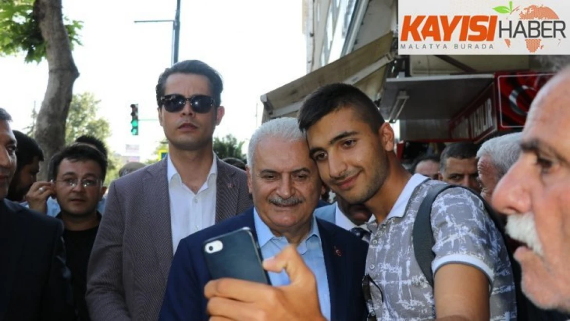 Binali Yıldırım meyan şerbeti içti, vatandaşa kayısı dağıttı