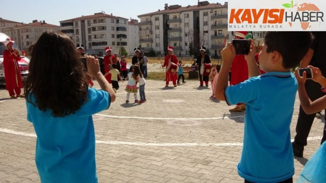 Birinci sınıf öğrencileri, şehir turu ve mehteranla okula 'Merhaba' dedi