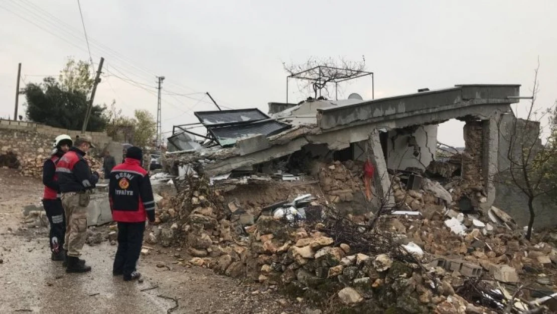 Bomba gibi patlayan mutfak tüpü evi yıktı: 2 yaralı