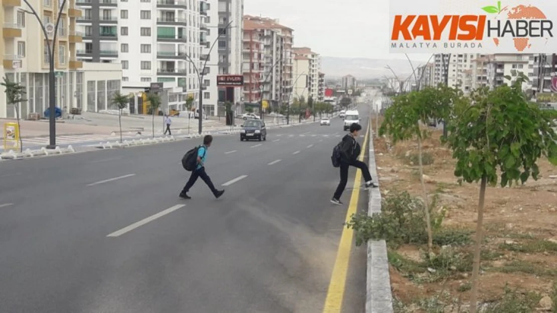 Bulvarda yaya geçidi  olmaması tehlikeye yol açıyor