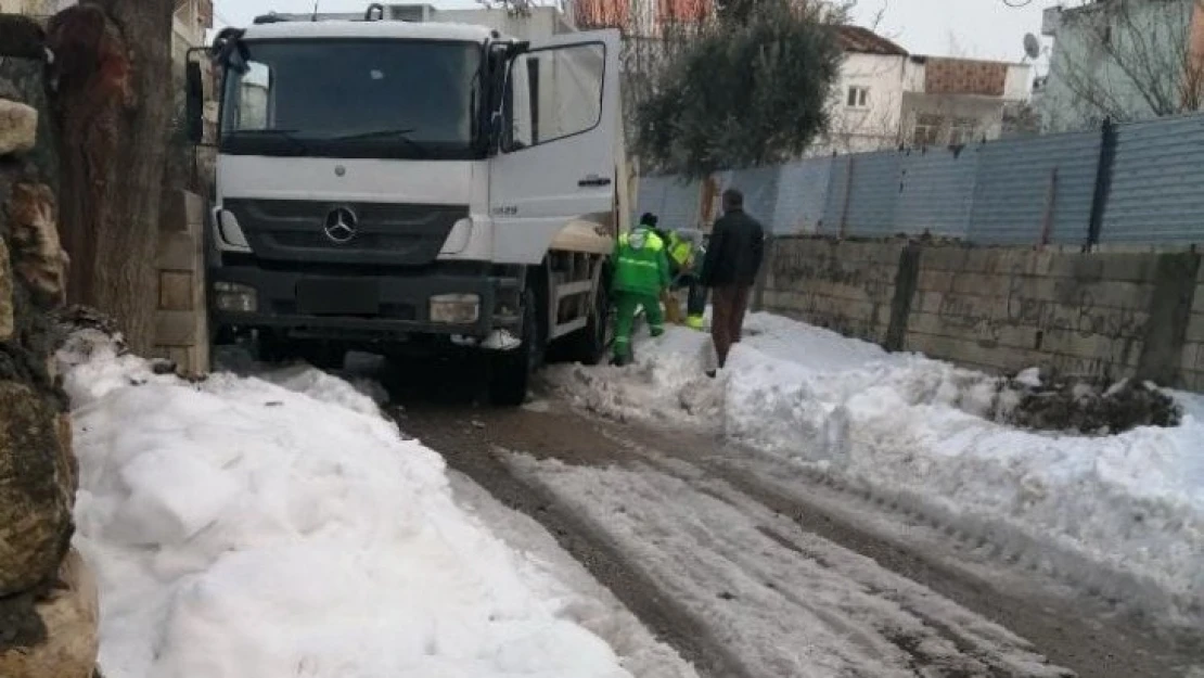 Buzda kayan çöp kamyonu devrilme tehlikesiyle karşı karşıya kaldı