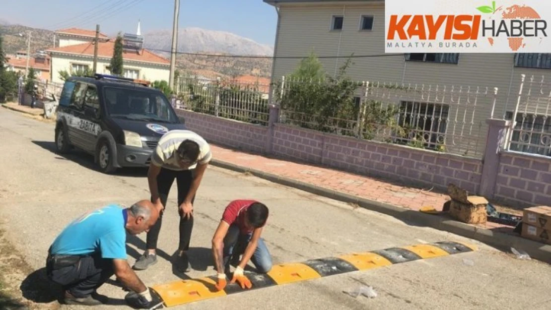 Cadde ve sokaklara hız kesici kasisler yerleştiriliyor