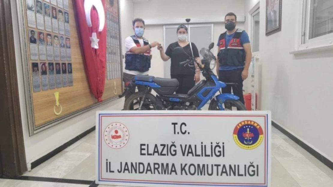 Çalınan motosiklet jandarma tarafından bulunarak sahibine teslim edildi