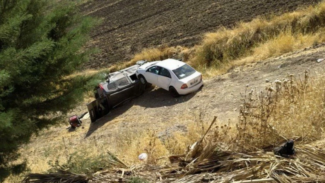 Çarpışan araçlar şarampole yuvarlandı