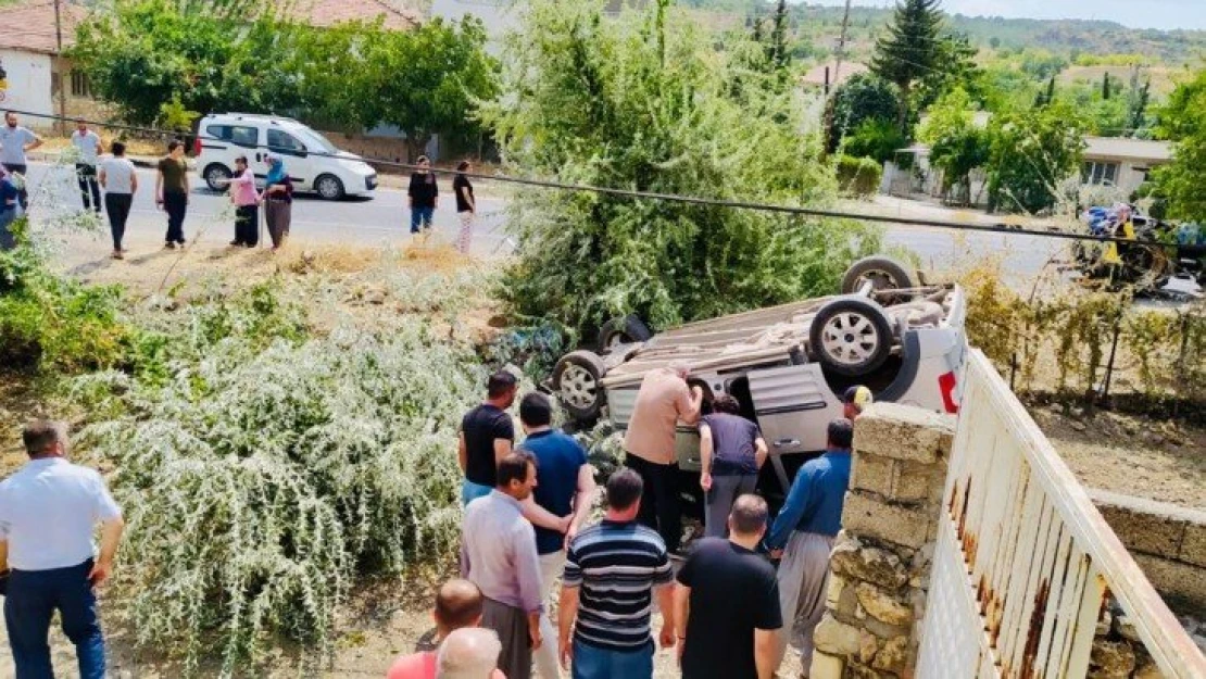 Çarpışan araçlardan biri ikamet bahçesine daldı