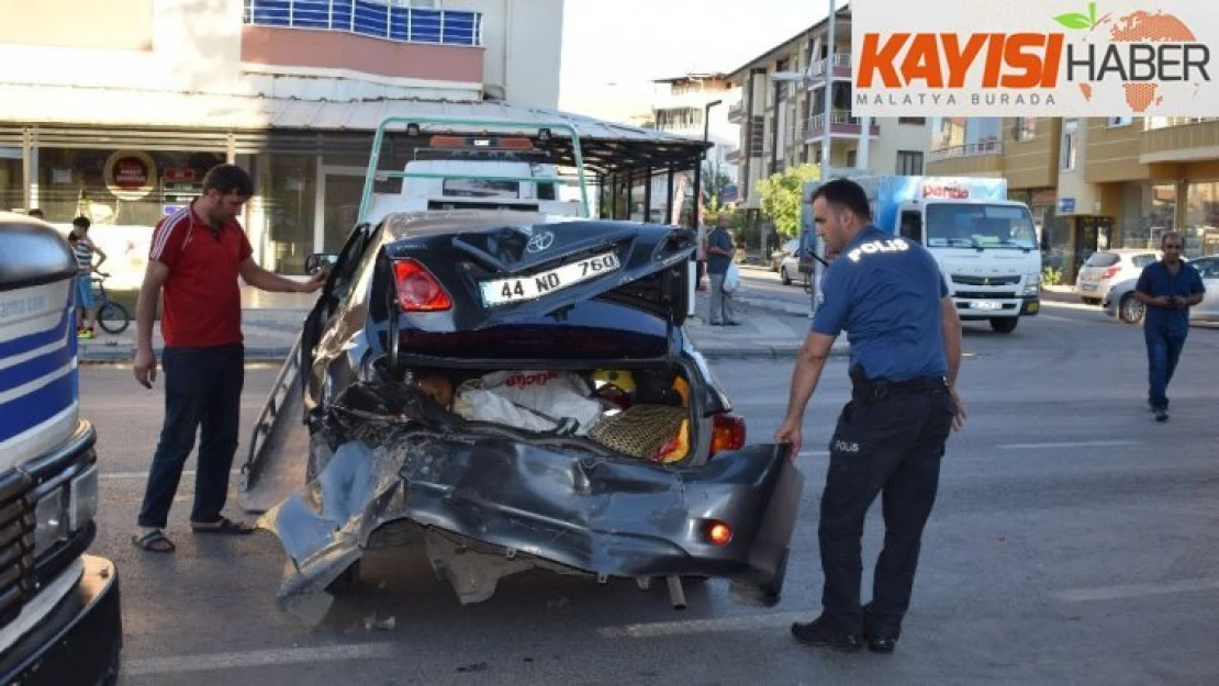 Çarptığı sürücüyü altına alarak sürükledi, aracını bırakıp kaçtı