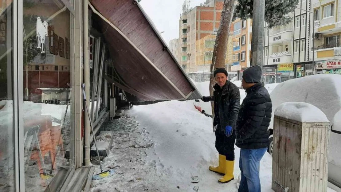 Çatılar kar kalınlığına dayanamadı