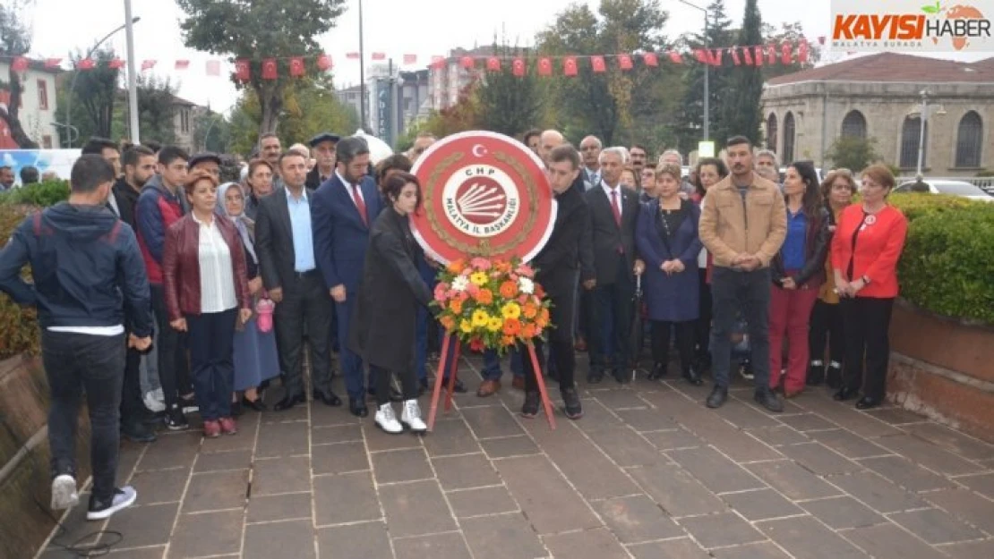 CHP Atatürk Anıtı'na çelenk sundu