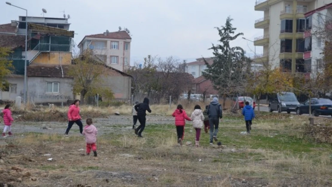 Çocuklar mahallelerine park istiyor