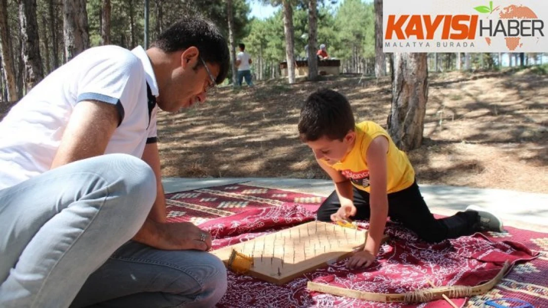 Çocuklar, unutulmaya yüz tutmuş oyunlarla şenlendi