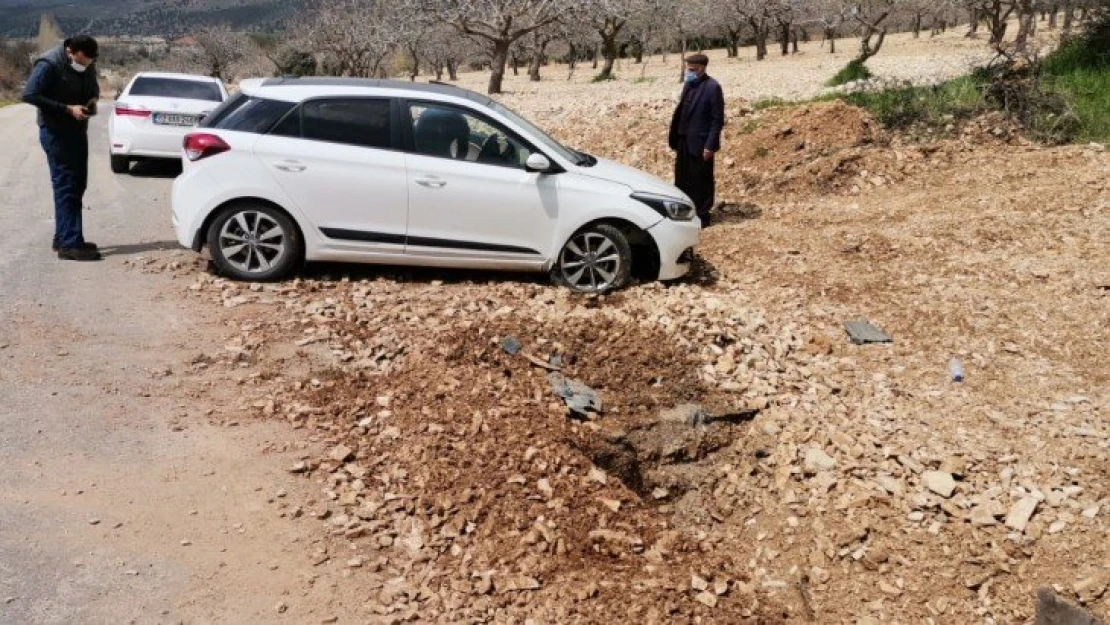 Çukura düşen otomobil kaza yaptı