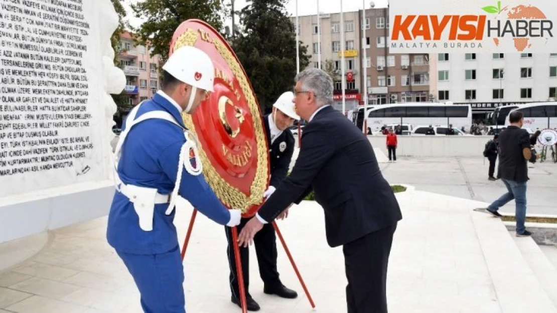 Cumhuriyet Bayramı etkinlikleri çelenk sunumuyla başladı