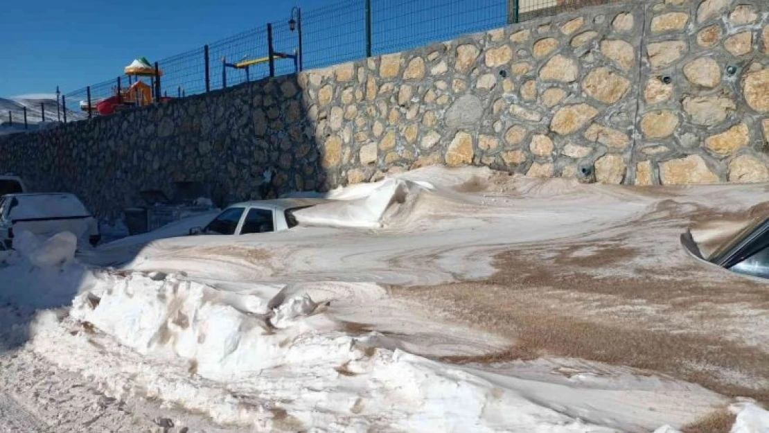 Darende'de araçlar karda kayboldu