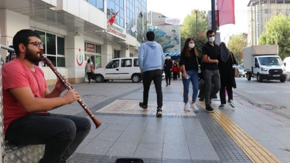 Düğünler eğlenceler yasaklanınca ekmeğini sokaktan çıkarıyorlar