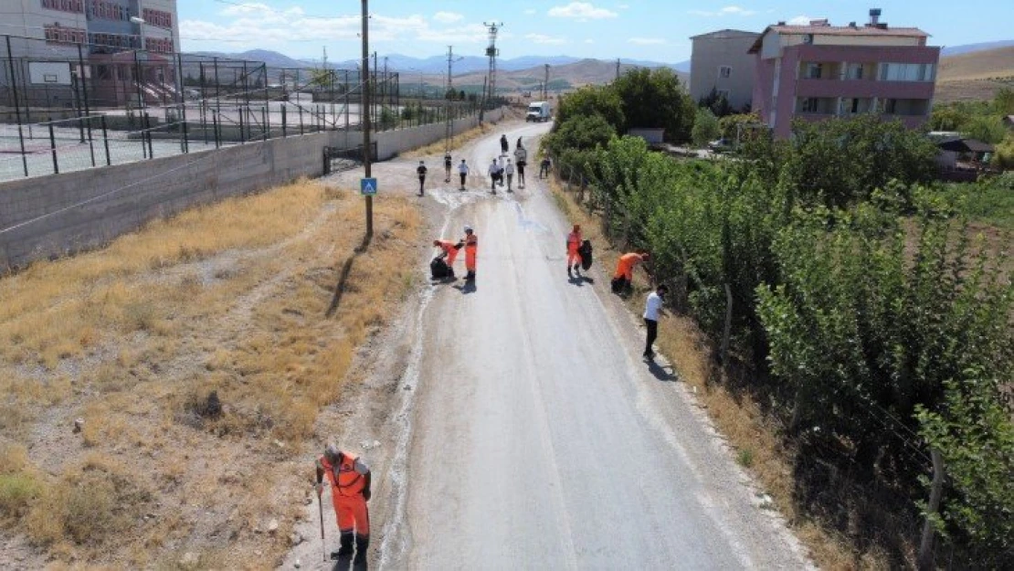 Gençler çevreye atılan maske ve eldivenleri topladı