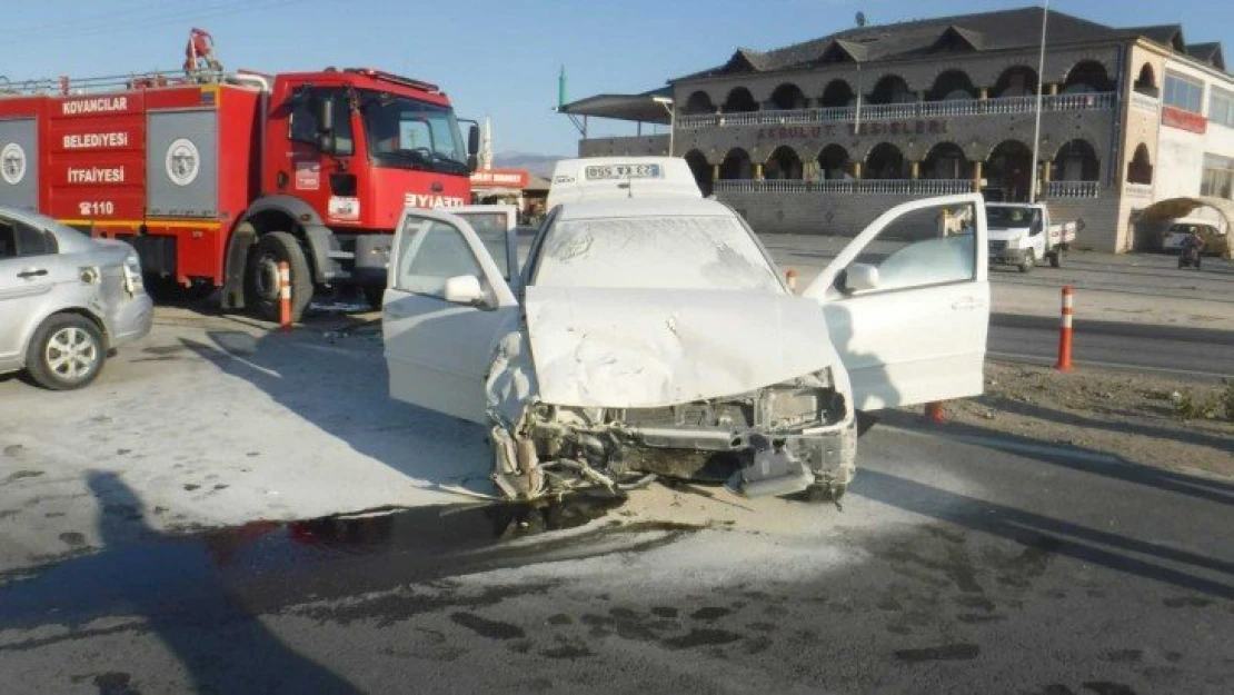 Elazığ'da 4 kişinin yaralandığı trafik kazası kameralara yansıdı