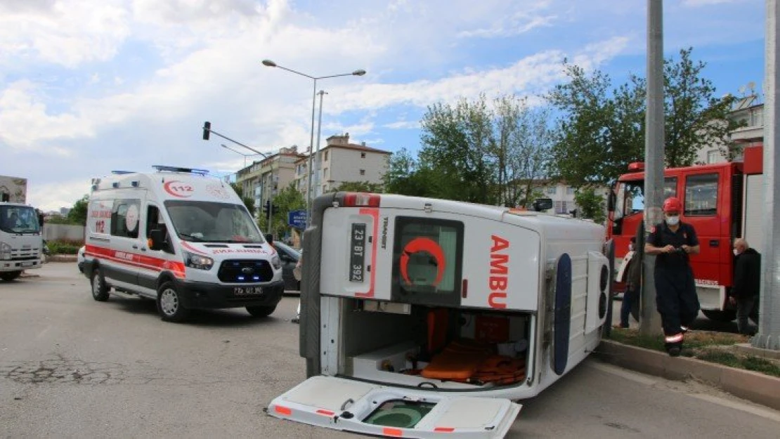 Elazığ'da ambulans ile otomobil çarpıştı: 2 yaralı