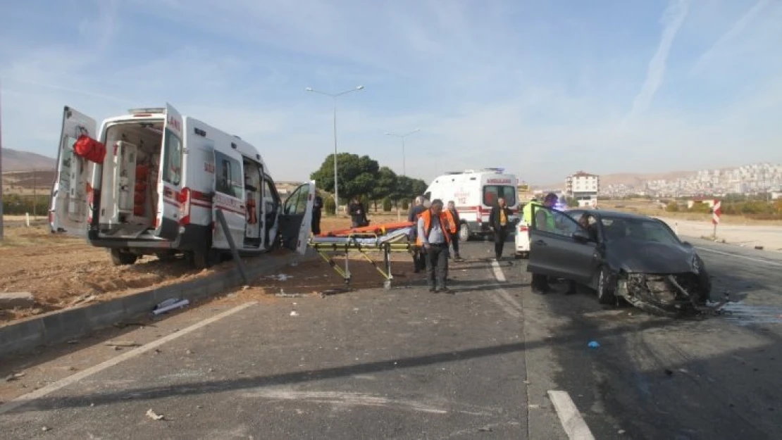 Elazığ'da ambulans ile otomobil çarpıştı: 1'i ağır 7 yaralı