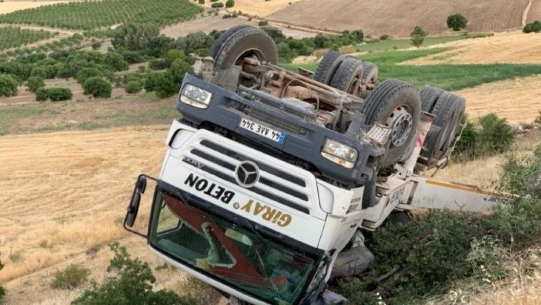 Elazığ'da beton mikseri devrildi: 1 yaralı