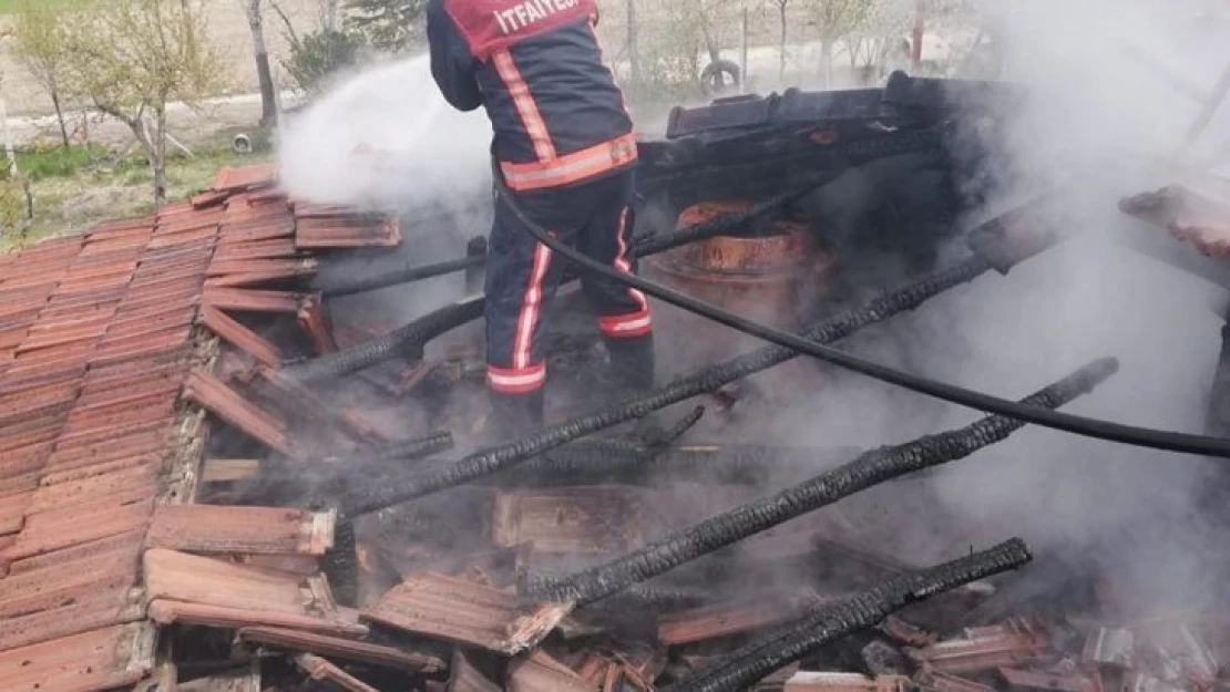 Elazığ'da çatı yangını