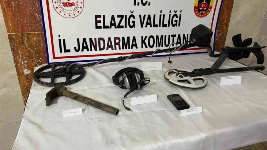 Elazığ'da define arayan bir şahıs, jandarma tarafından suçüstü yakalandı