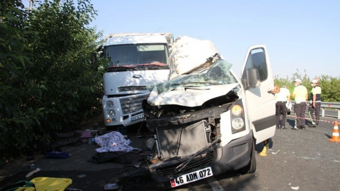 Elazığ'da düğün yolunda feci kaza: 3 ölü, 10 yaralı