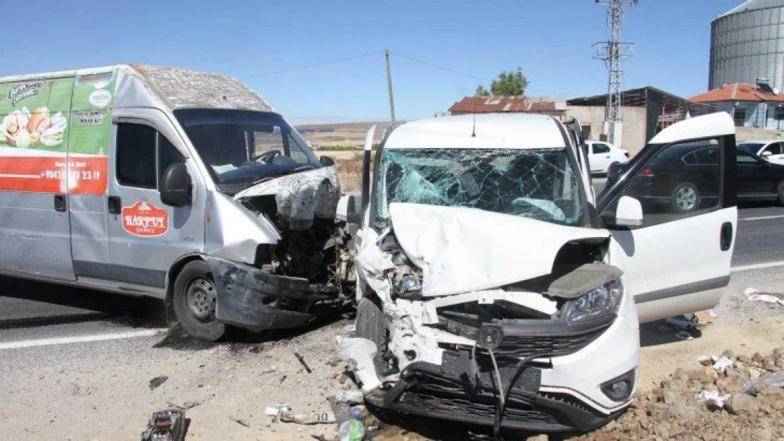 Elazığ'da hafif ticari araç ile minibüs kafa kafaya çarpıştı: 4 yaralı