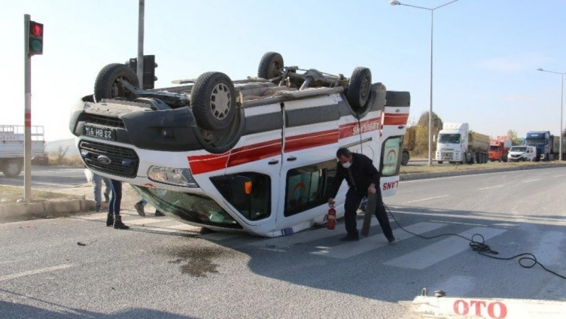 Elazığ'da hasta taşıyan ambulans, hafif ticari araçla çarpıştı: 4 yaralı