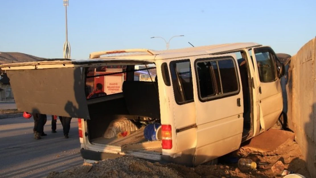 Elazığ'da işçi servisi beton bloka çarptı: 9 yaralı