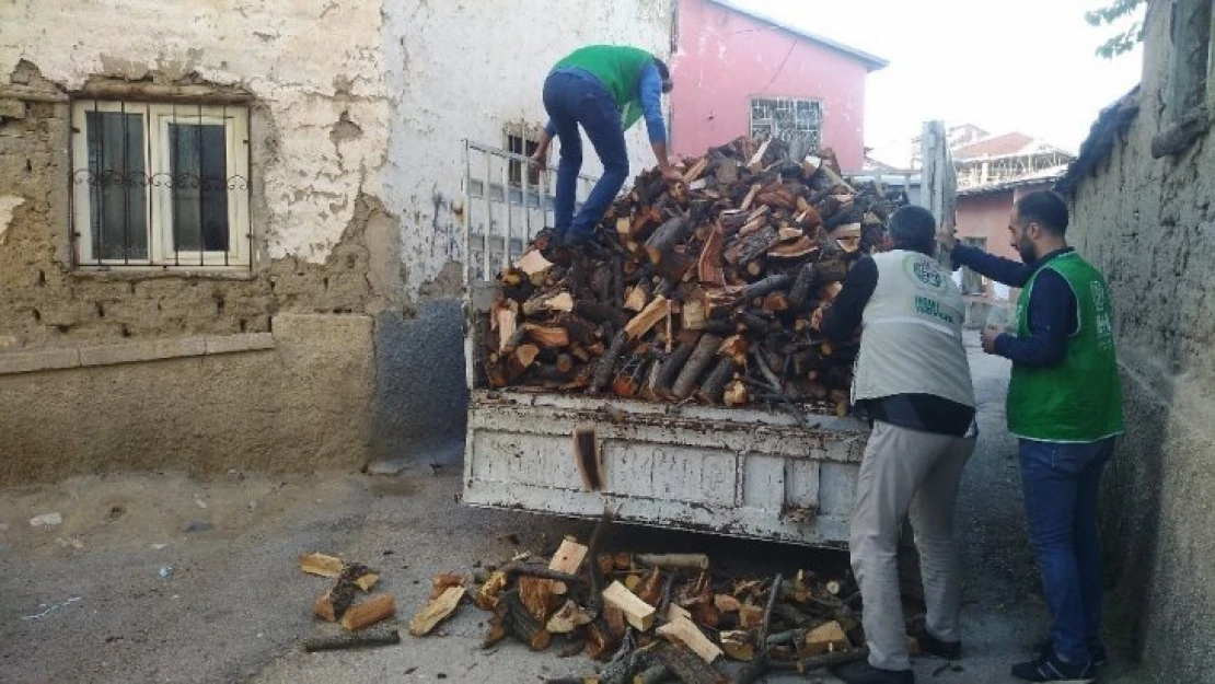 Elazığ'da kış öncesi ailelere odun yardımı